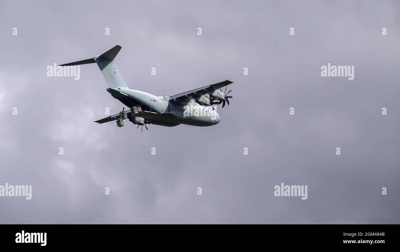 ZM401 RAF Royal Air Force Airbus A400M Atlas avion de cargaison militaire sur un parachute de cargaison de chute au-dessus de Wiltshire Royaume-Uni Banque D'Images