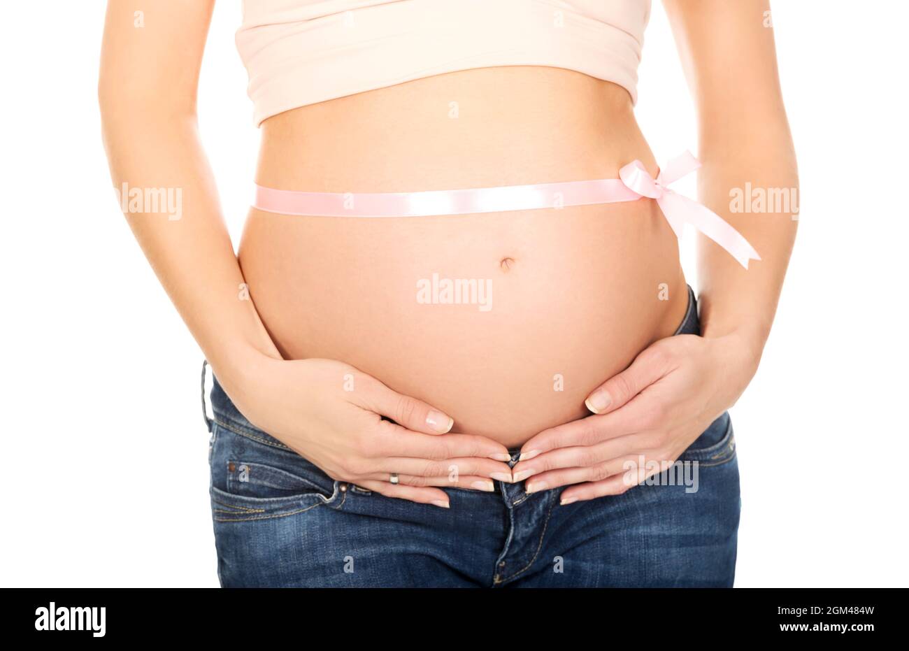 Gros plan du ventre d'une femme enceinte avec un noeud papillon Photo Stock  - Alamy
