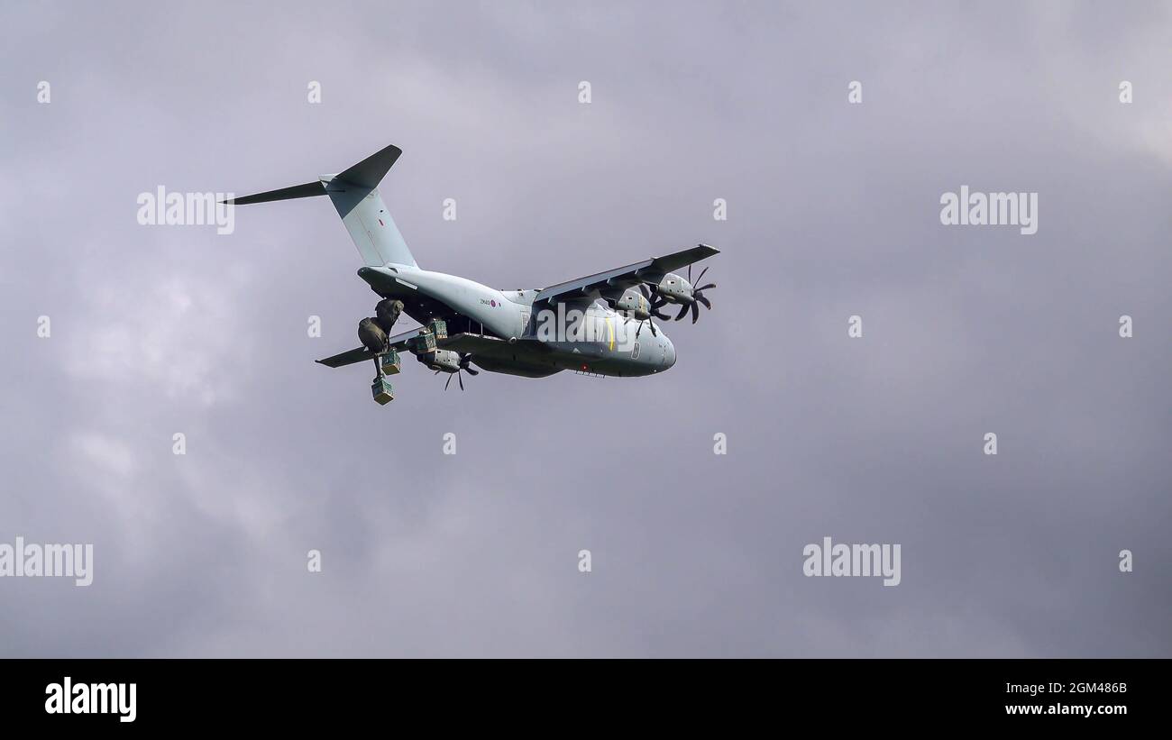 ZM401 RAF Royal Air Force Airbus A400M Atlas avion de cargaison militaire sur un parachute de cargaison de chute au-dessus de Wiltshire Royaume-Uni Banque D'Images