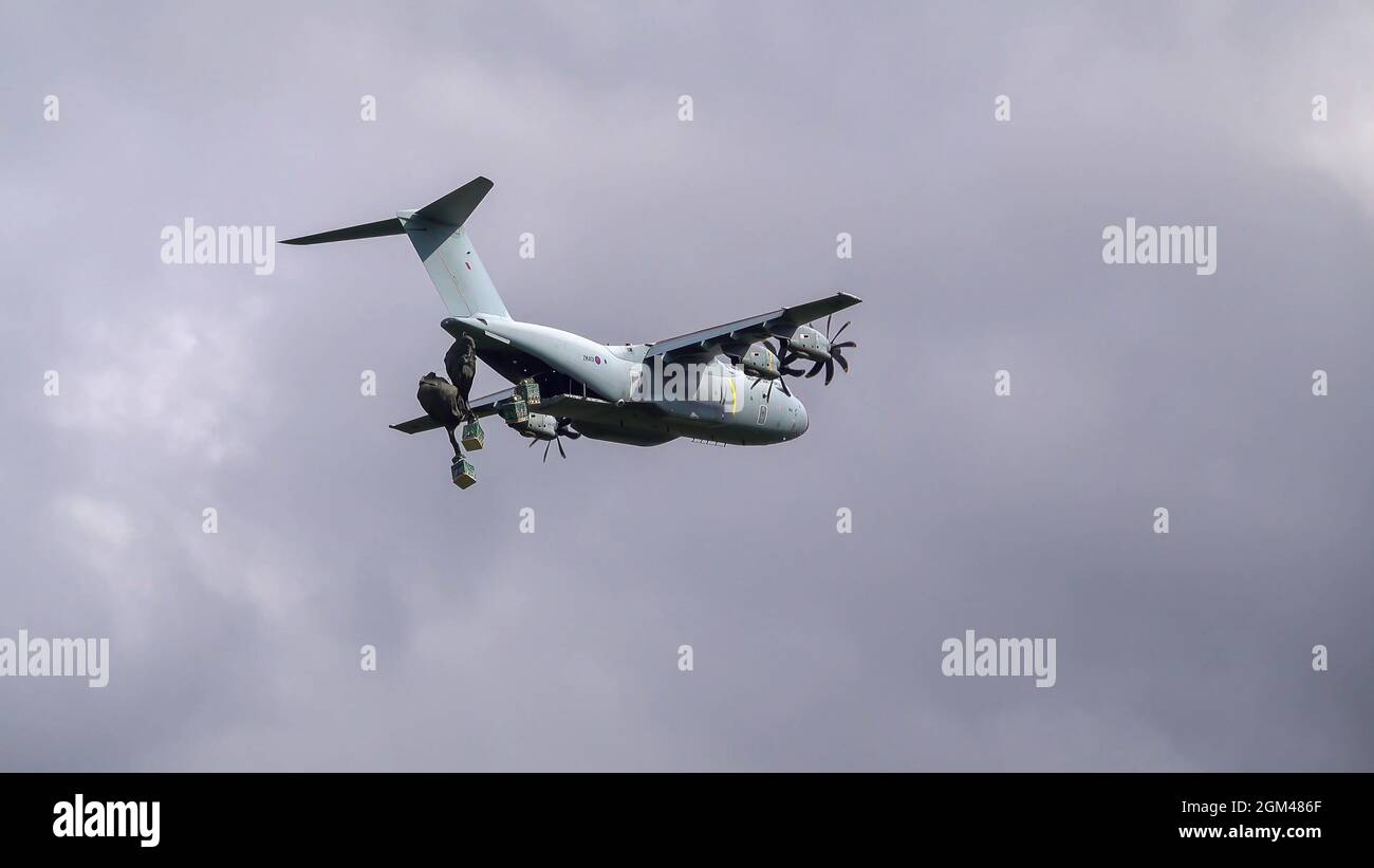 ZM401 RAF Royal Air Force Airbus A400M Atlas avion de cargaison militaire sur un parachute de cargaison de chute au-dessus de Wiltshire Royaume-Uni Banque D'Images