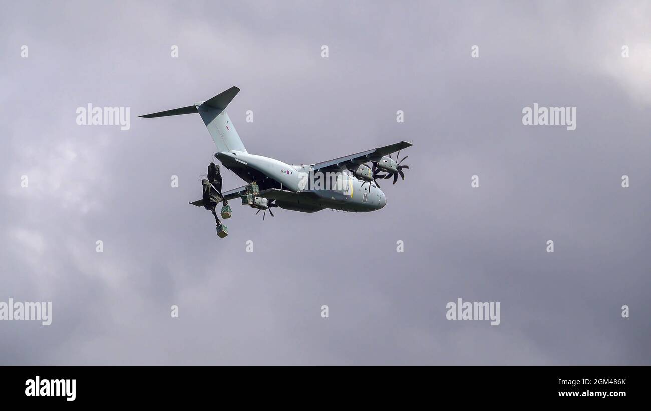 ZM401 RAF Royal Air Force Airbus A400M Atlas avion de cargaison militaire sur un parachute de cargaison de chute au-dessus de Wiltshire Royaume-Uni Banque D'Images