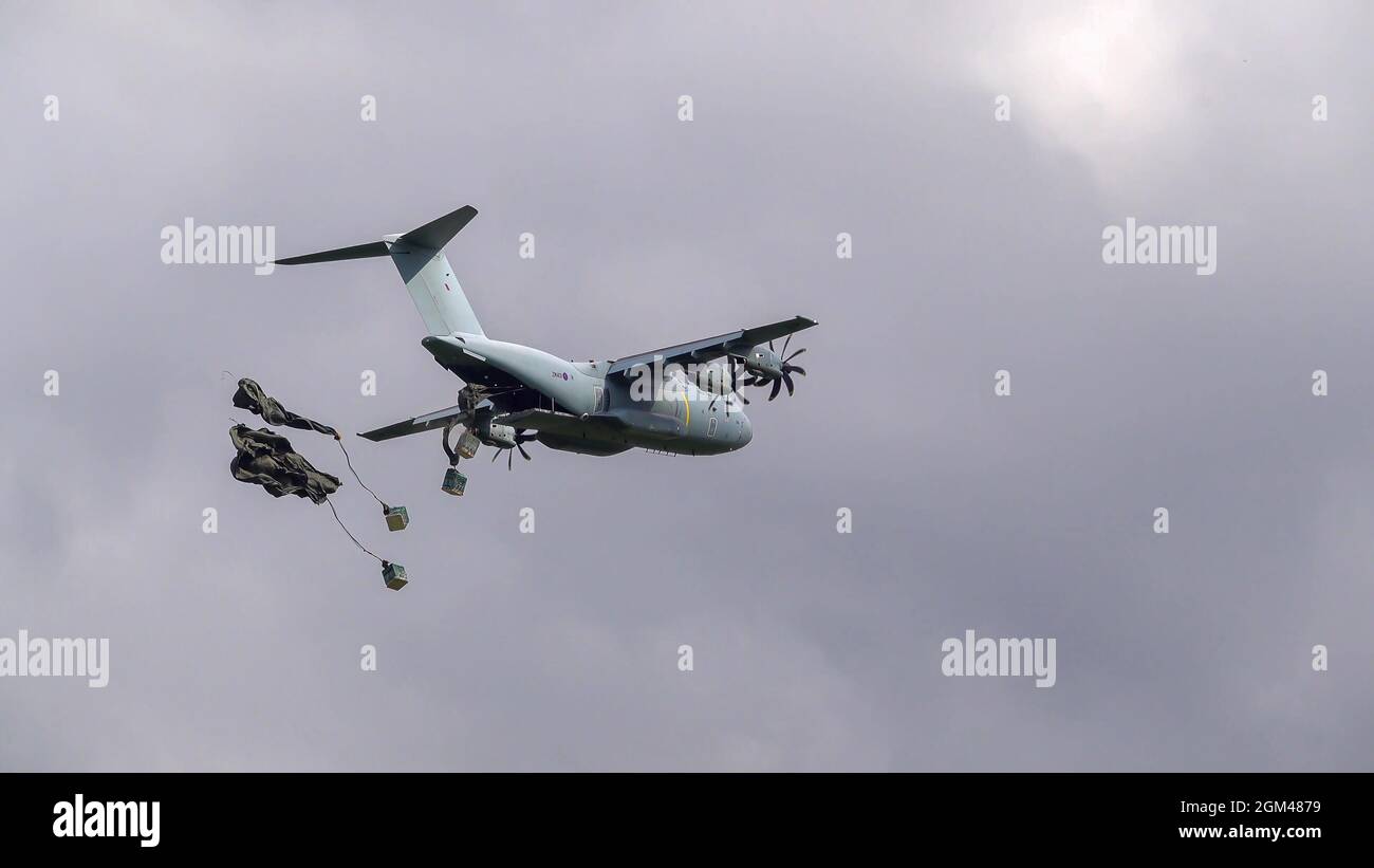 ZM401 RAF Royal Air Force Airbus A400M Atlas avion de cargaison militaire sur un parachute de cargaison de chute au-dessus de Wiltshire Royaume-Uni Banque D'Images