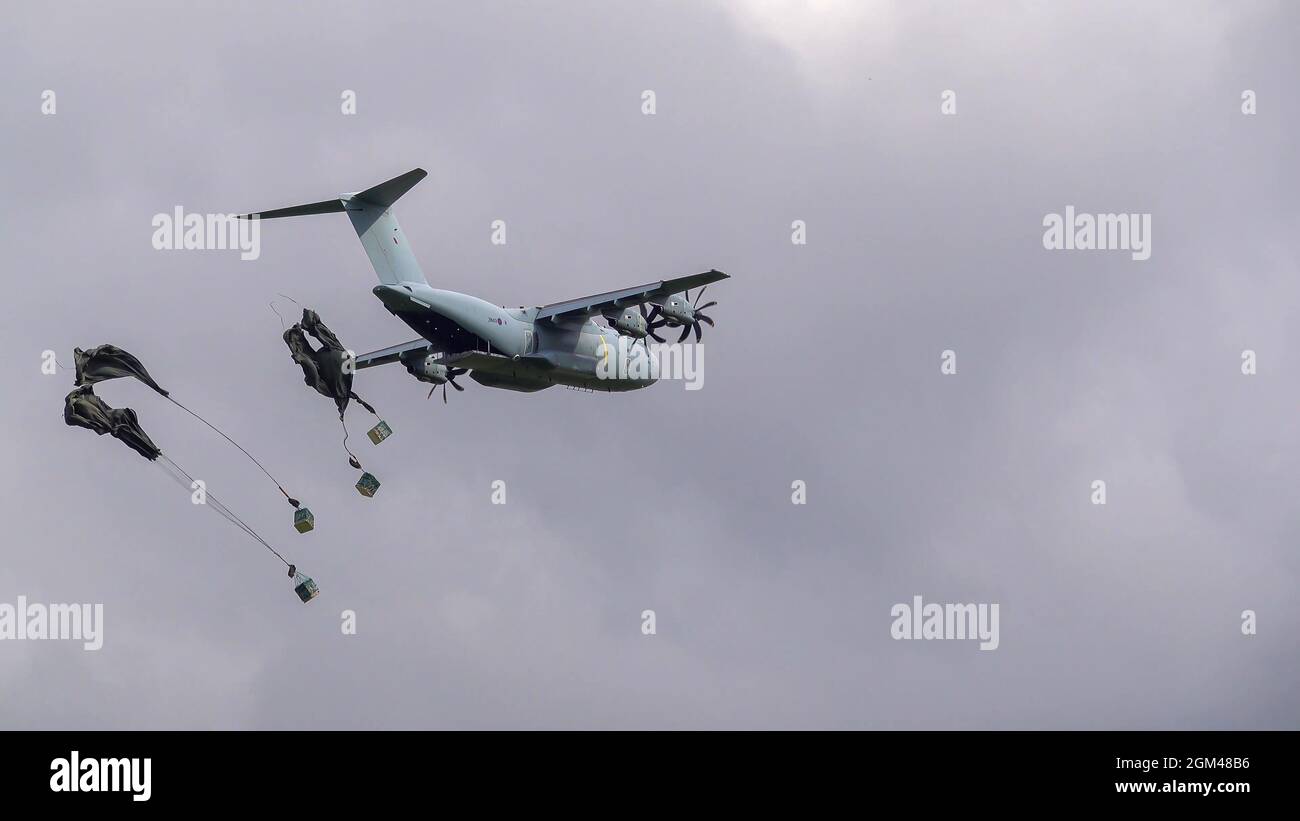ZM401 RAF Royal Air Force Airbus A400M Atlas avion de cargaison militaire sur un parachute de cargaison de chute au-dessus de Wiltshire Royaume-Uni Banque D'Images