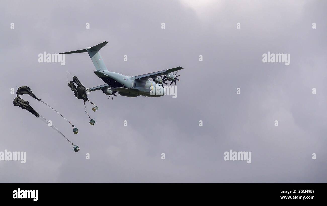 ZM401 RAF Royal Air Force Airbus A400M Atlas avion de cargaison militaire sur un parachute de cargaison de chute au-dessus de Wiltshire Royaume-Uni Banque D'Images