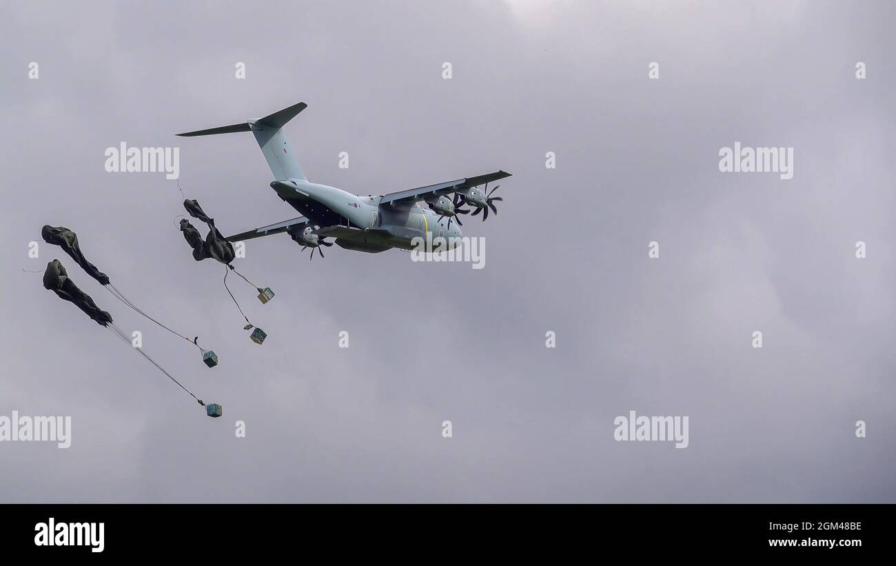 ZM401 RAF Royal Air Force Airbus A400M Atlas avion de cargaison militaire sur un parachute de cargaison de chute au-dessus de Wiltshire Royaume-Uni Banque D'Images