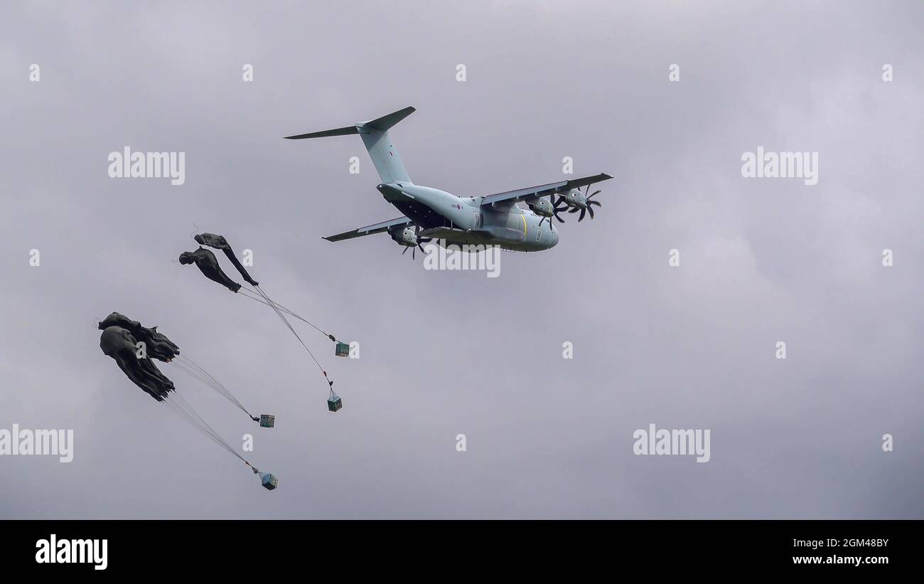ZM401 RAF Royal Air Force Airbus A400M Atlas avion de cargaison militaire sur un parachute de cargaison de chute au-dessus de Wiltshire Royaume-Uni Banque D'Images