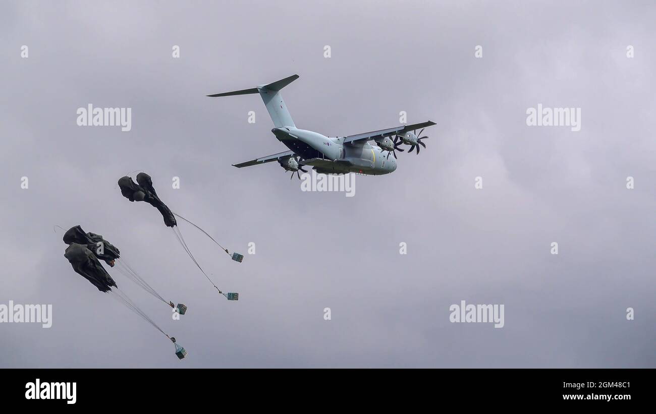 ZM401 RAF Royal Air Force Airbus A400M Atlas avion de cargaison militaire sur un parachute de cargaison de chute au-dessus de Wiltshire Royaume-Uni Banque D'Images
