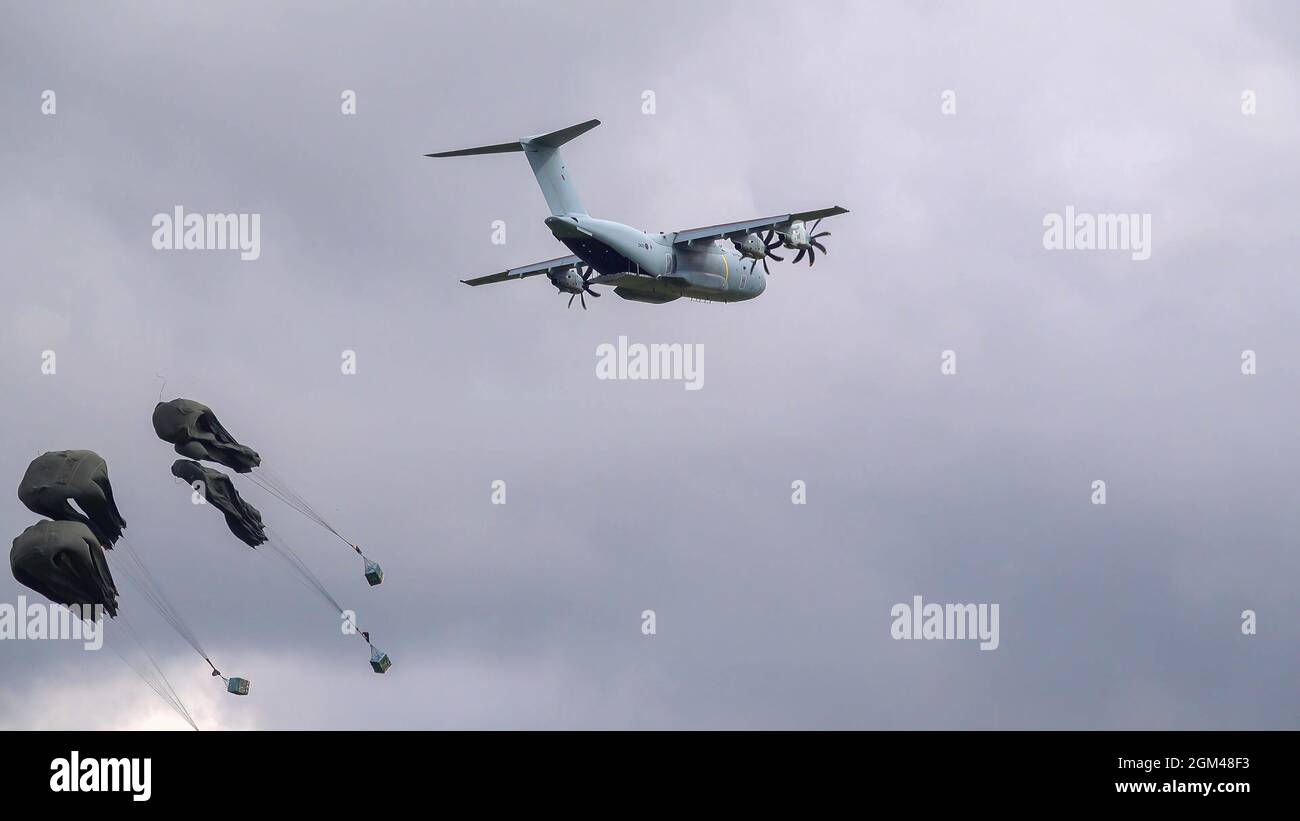 ZM401 RAF Royal Air Force Airbus A400M Atlas avion de cargaison militaire sur un parachute de cargaison de chute au-dessus de Wiltshire Royaume-Uni Banque D'Images