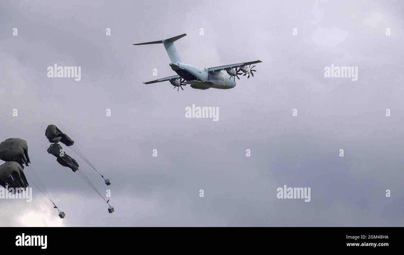 ZM401 RAF Royal Air Force Airbus A400M Atlas avion de cargaison militaire sur un parachute de cargaison de chute au-dessus de Wiltshire Royaume-Uni Banque D'Images