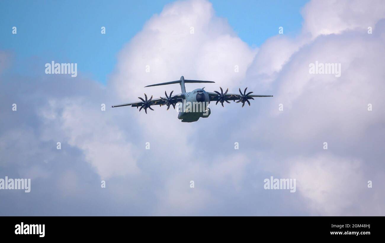 ZM401 RAF Royal Air Force Airbus A400M Atlas avion de cargaison militaire sur un parachute de cargaison de chute au-dessus de Wiltshire Royaume-Uni Banque D'Images