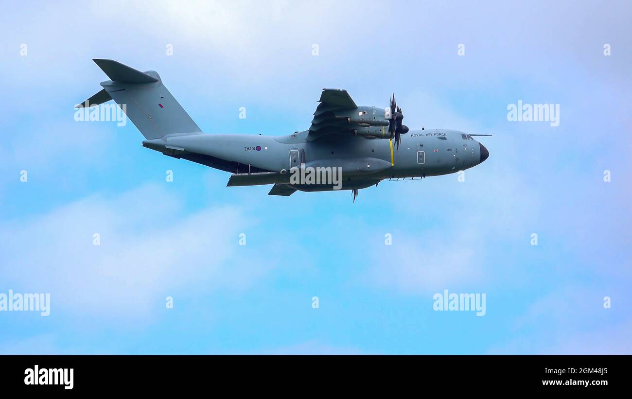 ZM401 RAF Royal Air Force Airbus A400M Atlas avion de cargaison militaire sur un parachute de cargaison de chute au-dessus de Wiltshire Royaume-Uni Banque D'Images