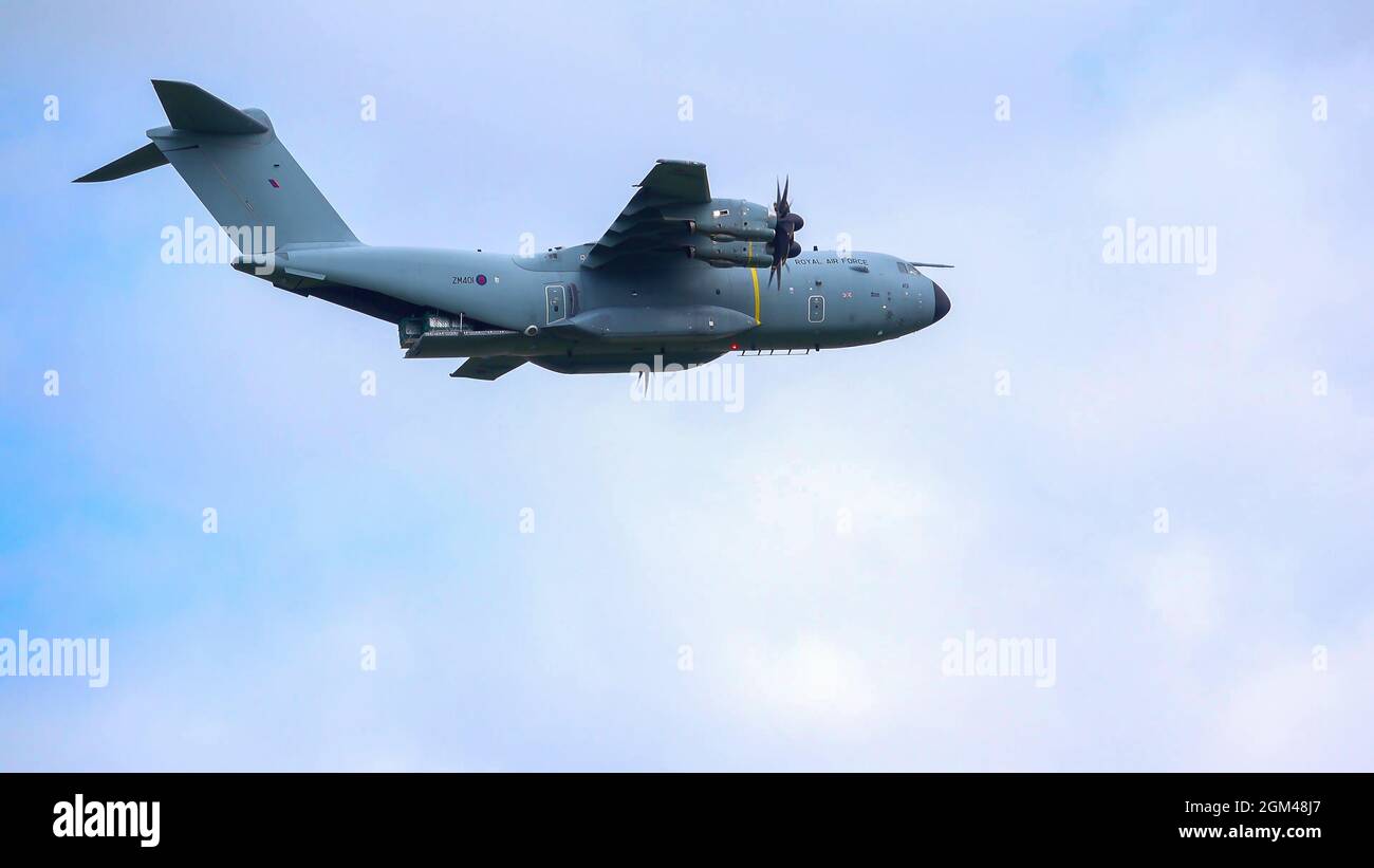 ZM401 RAF Royal Air Force Airbus A400M Atlas avion de cargaison militaire sur un parachute de cargaison de chute au-dessus de Wiltshire Royaume-Uni Banque D'Images