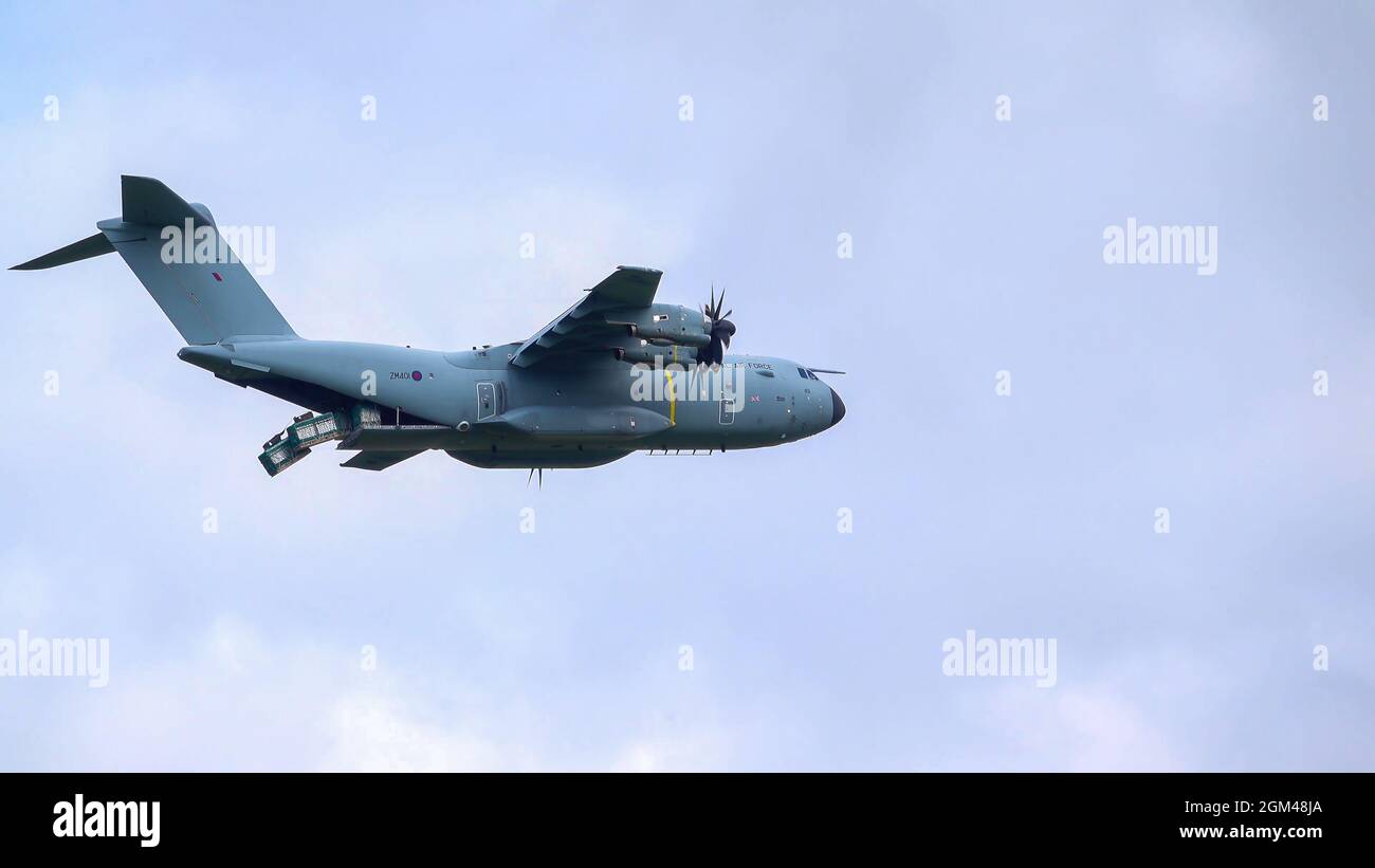 ZM401 RAF Royal Air Force Airbus A400M Atlas avion de cargaison militaire sur un parachute de cargaison de chute au-dessus de Wiltshire Royaume-Uni Banque D'Images