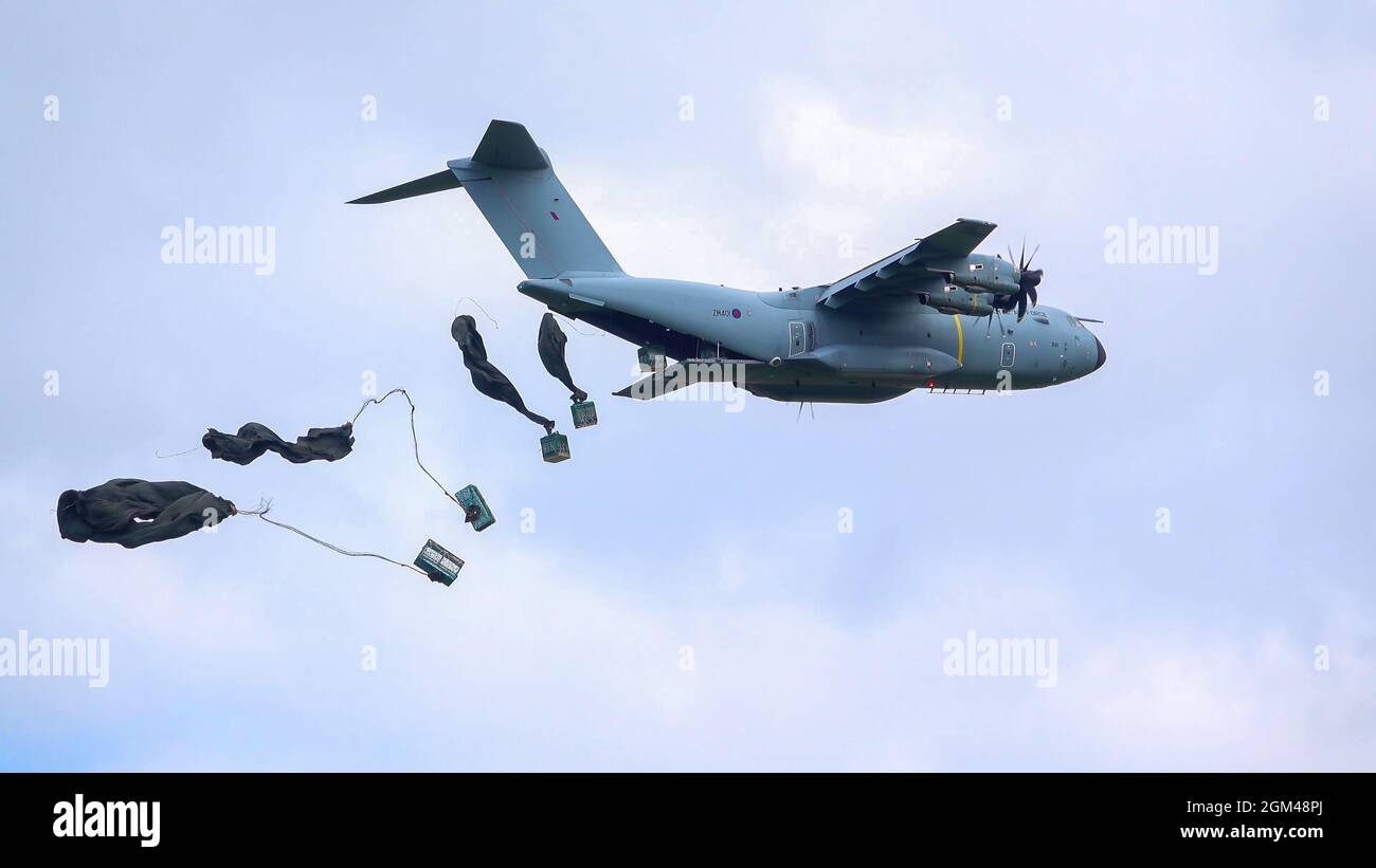 ZM401 RAF Royal Air Force Airbus A400M Atlas avion de cargaison militaire sur un parachute de cargaison de chute au-dessus de Wiltshire Royaume-Uni Banque D'Images