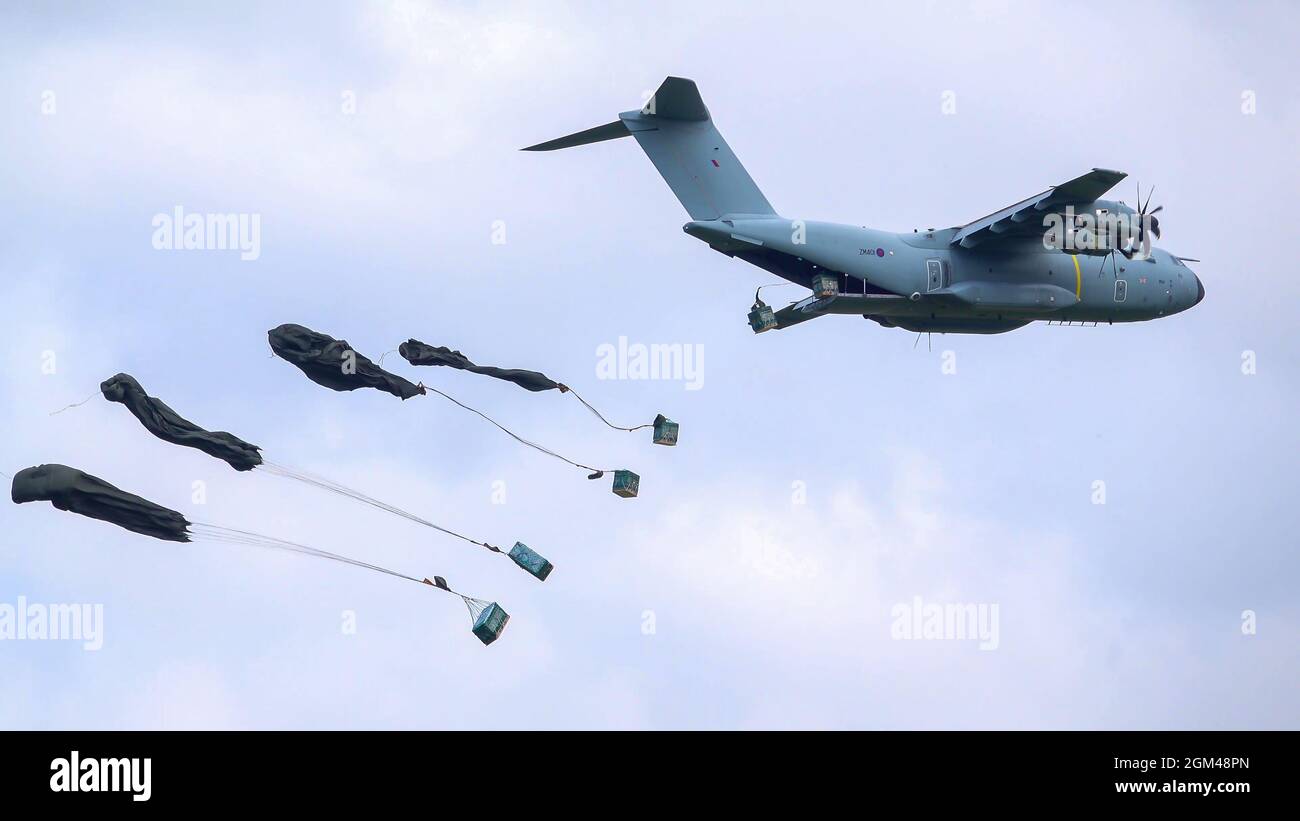 ZM401 RAF Royal Air Force Airbus A400M Atlas avion de cargaison militaire sur un parachute de cargaison de chute au-dessus de Wiltshire Royaume-Uni Banque D'Images
