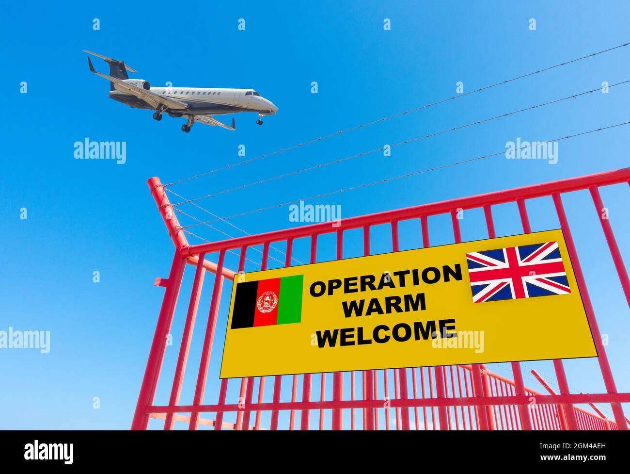 Image de concept d'accueil chaleureux de l'opération. Drapeaux de l'Afghanistan et du Royaume-Uni sur la clôture de l'aéroport. Banque D'Images