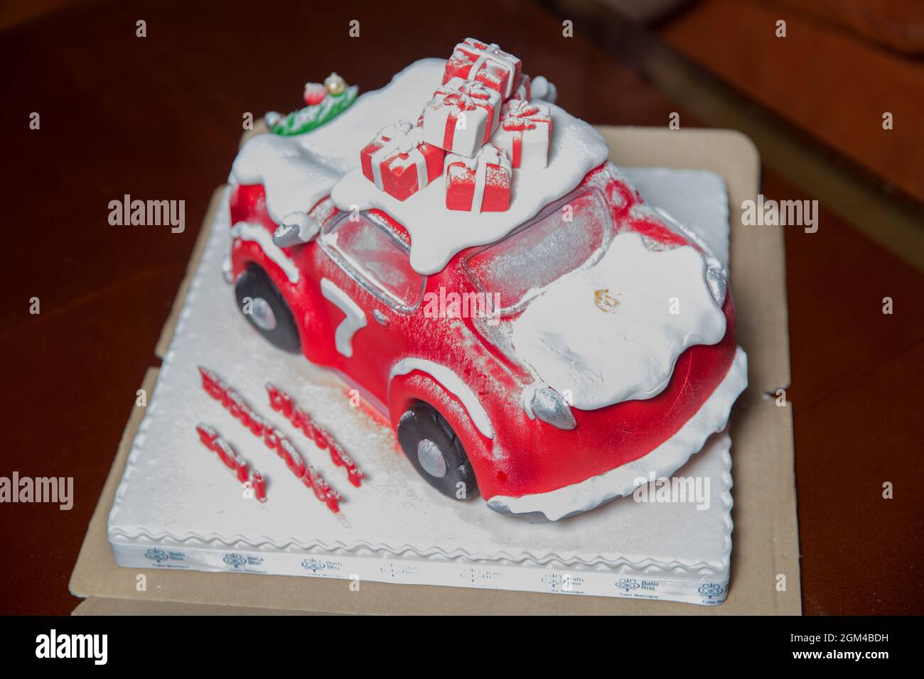 Azerbaidjan Bakou 01 09 21 Gateau De Voiture Rouge Il Y A De La Neige Et Des Cadeaux Sur Le Gateau Sept Ans 7 Ans Joyeux Anniversaire Soli Photo Stock Alamy