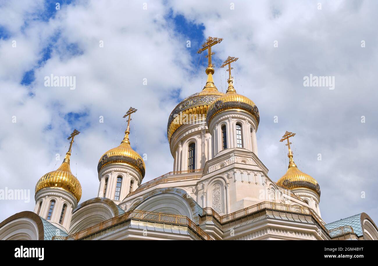 Dômes de l'Église de la Résurrection et des nouveaux martyrs et des Concesseurs de l'Église russe Banque D'Images Dômes de l'Église de la Résurrection et des nouveaux martyrs et des Concesseurs de l'Église russe Banque D'Images