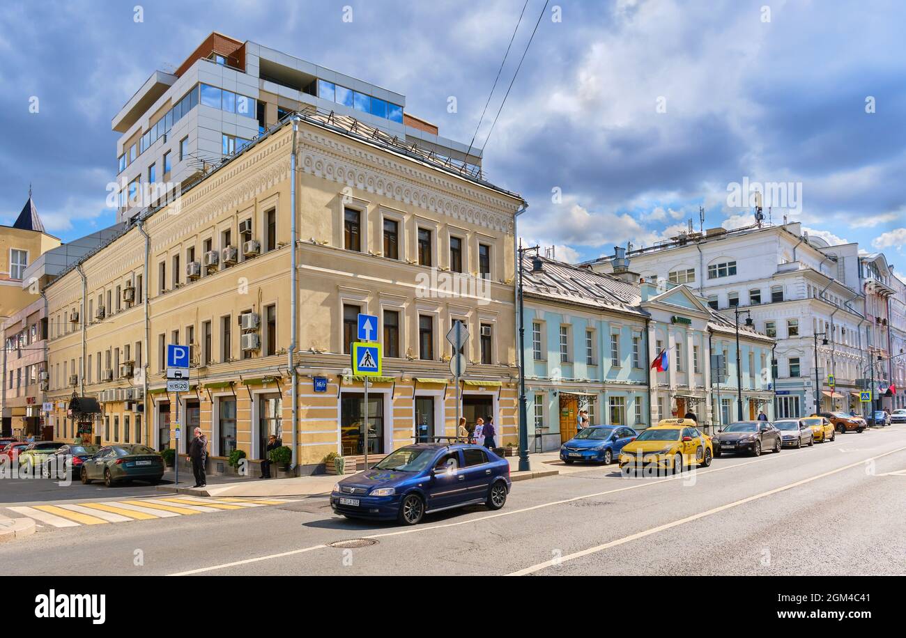 Vue sur les vieilles maisons de la fin du XIXe début du XXe siècle sur la rue Stenka, point de repère : Moscou, Russie - 23 août 2021 Banque D'Images