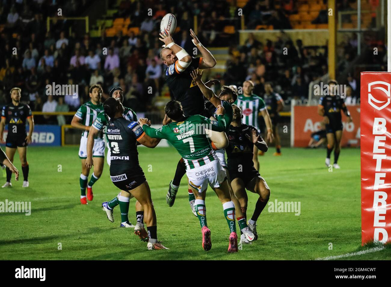 Castleford, Royaume-Uni. 16 septembre 2021. Grant Millington (10) de Castleford Tigers est attaqué alors qu'il saute pour le ballon à Castleford, au Royaume-Uni, le 9/16/2021. (Photo de James Heaton/News Images/Sipa USA) crédit: SIPA USA/Alay Live News Banque D'Images