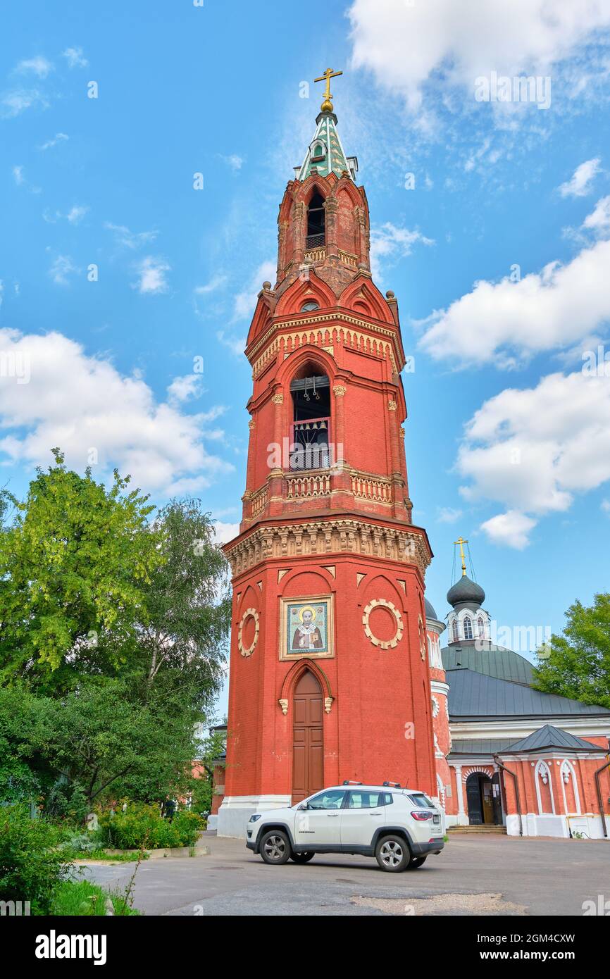 Vue sur le clocher du monastère de Saint-Nicolas, de style gothique, construit en 1876-1879, objet du patrimoine culturel : Moscou, Russie Banque D'Images Vue sur le clocher du monastère de Saint-Nicolas, de style gothique, construit en 1876-1879, objet du patrimoine culturel : Moscou, Russie Banque D'Images