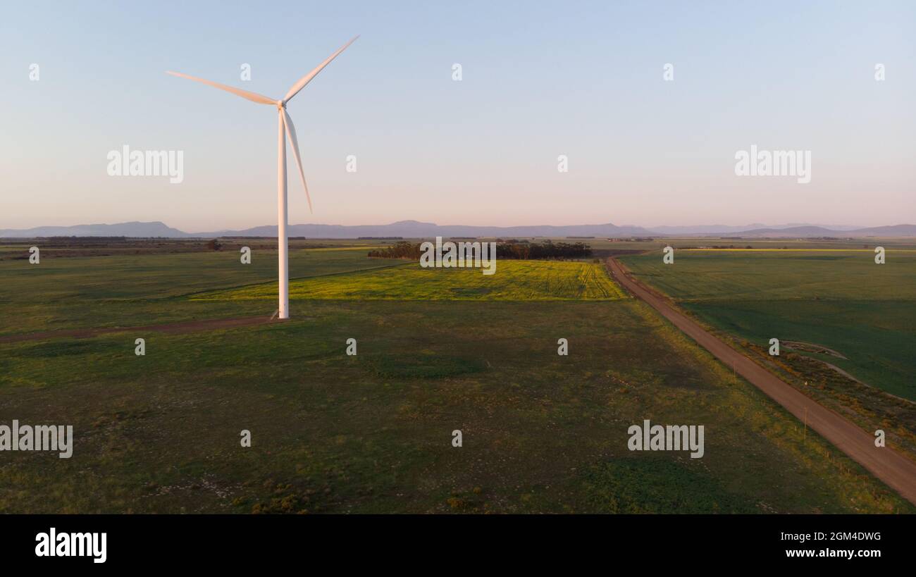 Vue générale de l'éolienne dans le paysage de campagne avec ciel sans nuages Banque D'Images