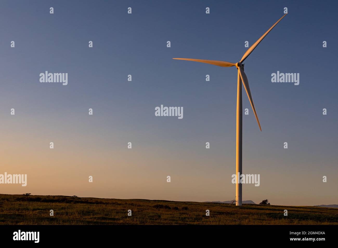 Vue générale de l'éolienne dans le paysage de campagne pendant le coucher du soleil Banque D'Images