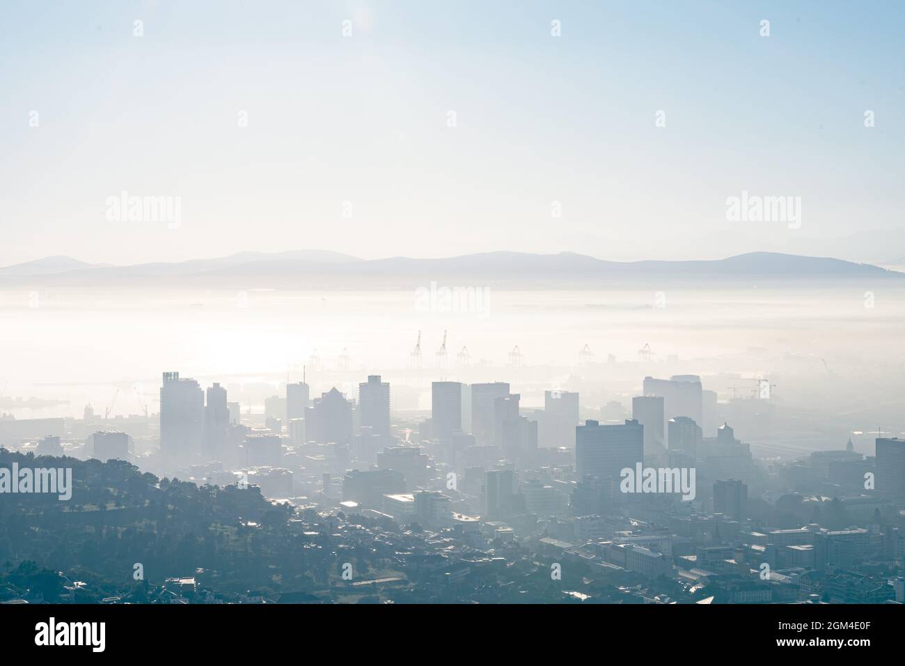 Vue générale sur le paysage urbain avec plusieurs bâtiments modernes et gratte-ciel le matin brumeux Banque D'Images