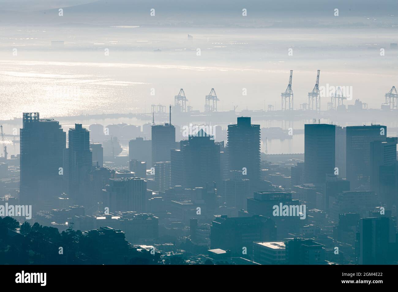Vue générale du paysage urbain avec plusieurs bâtiments modernes et grues le matin brumeux Banque D'Images