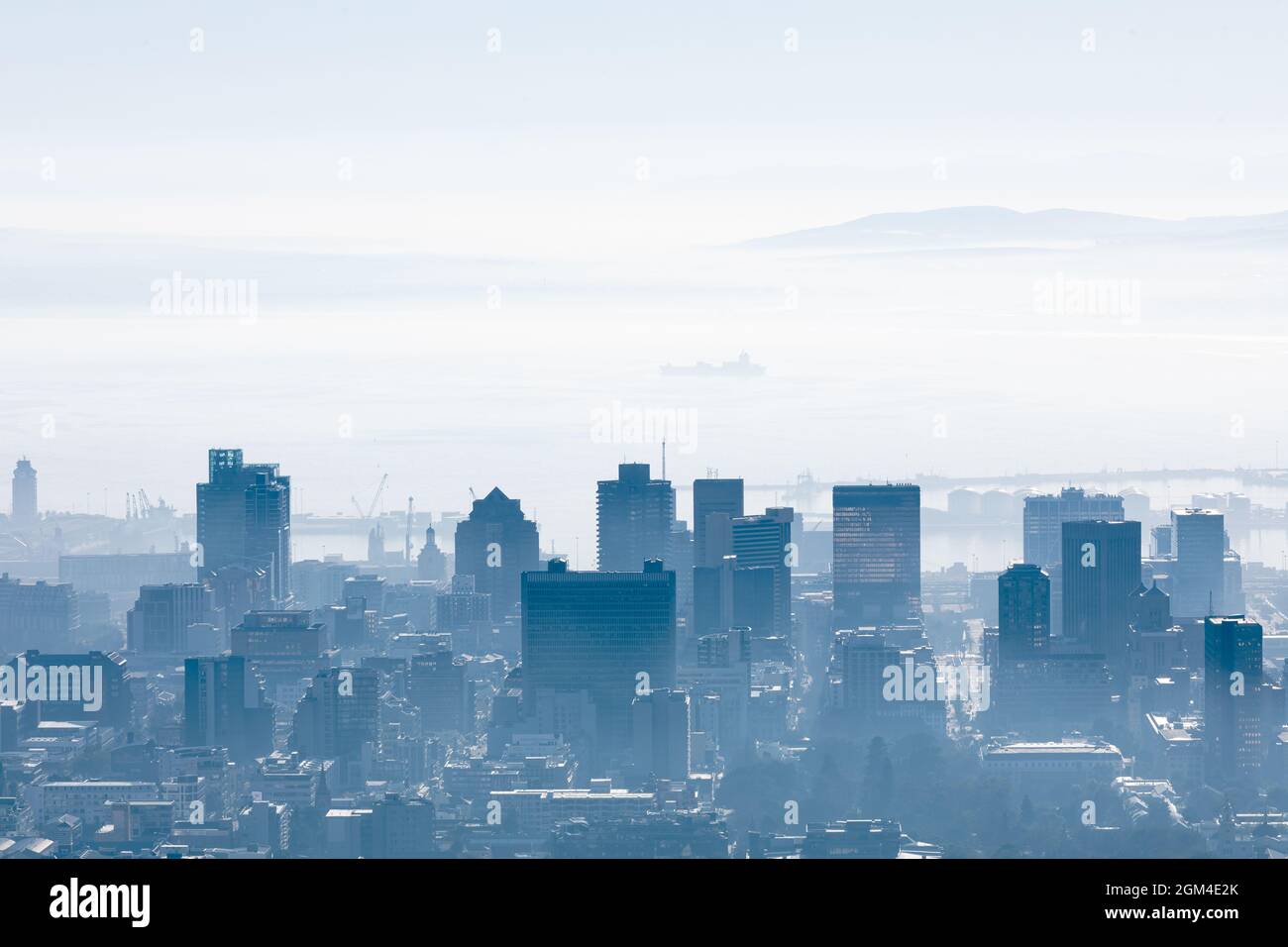Vue générale sur le paysage urbain avec plusieurs bâtiments modernes et gratte-ciel le matin brumeux Banque D'Images