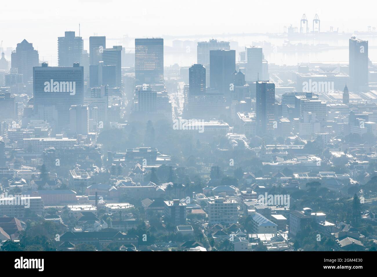 Vue générale sur le paysage urbain avec plusieurs bâtiments modernes et gratte-ciel le matin brumeux Banque D'Images