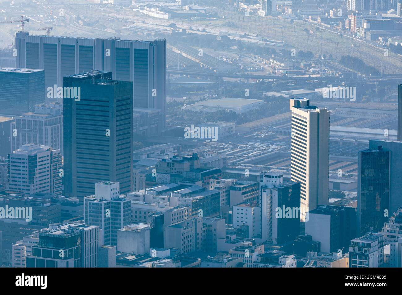 Vue générale sur le paysage urbain avec plusieurs bâtiments modernes et gratte-ciel le matin Banque D'Images