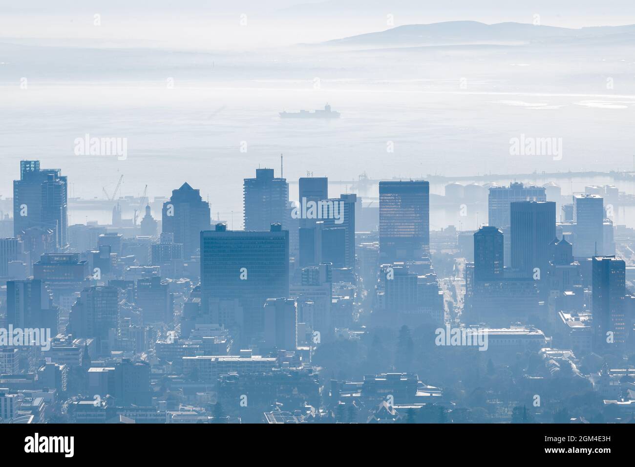 Vue générale sur le paysage urbain avec plusieurs bâtiments modernes et gratte-ciel le matin brumeux Banque D'Images