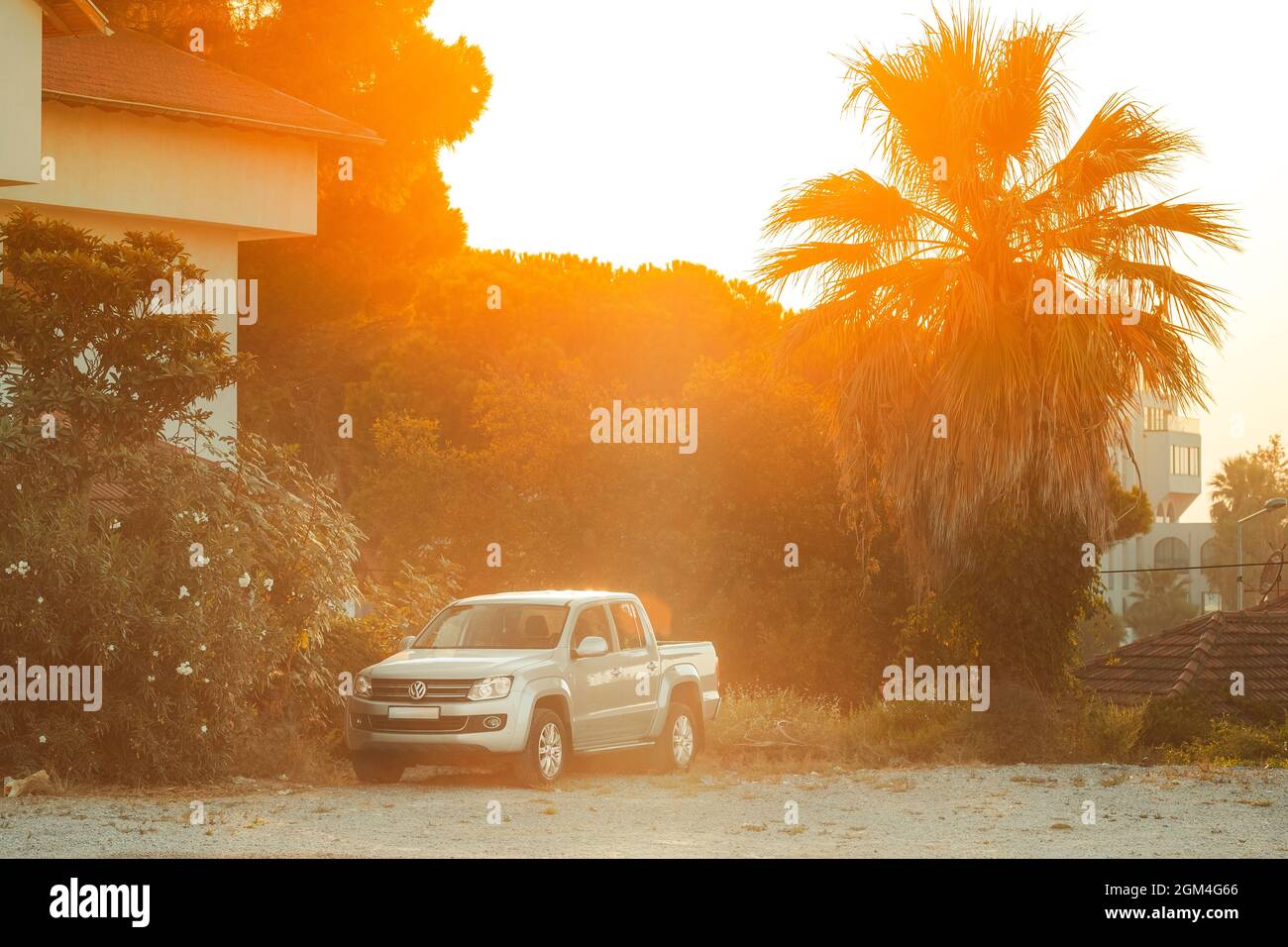 Camionnette Volkswagen Amarok grise garée à la campagne pendant le coucher du soleil d'été. Banque D'Images