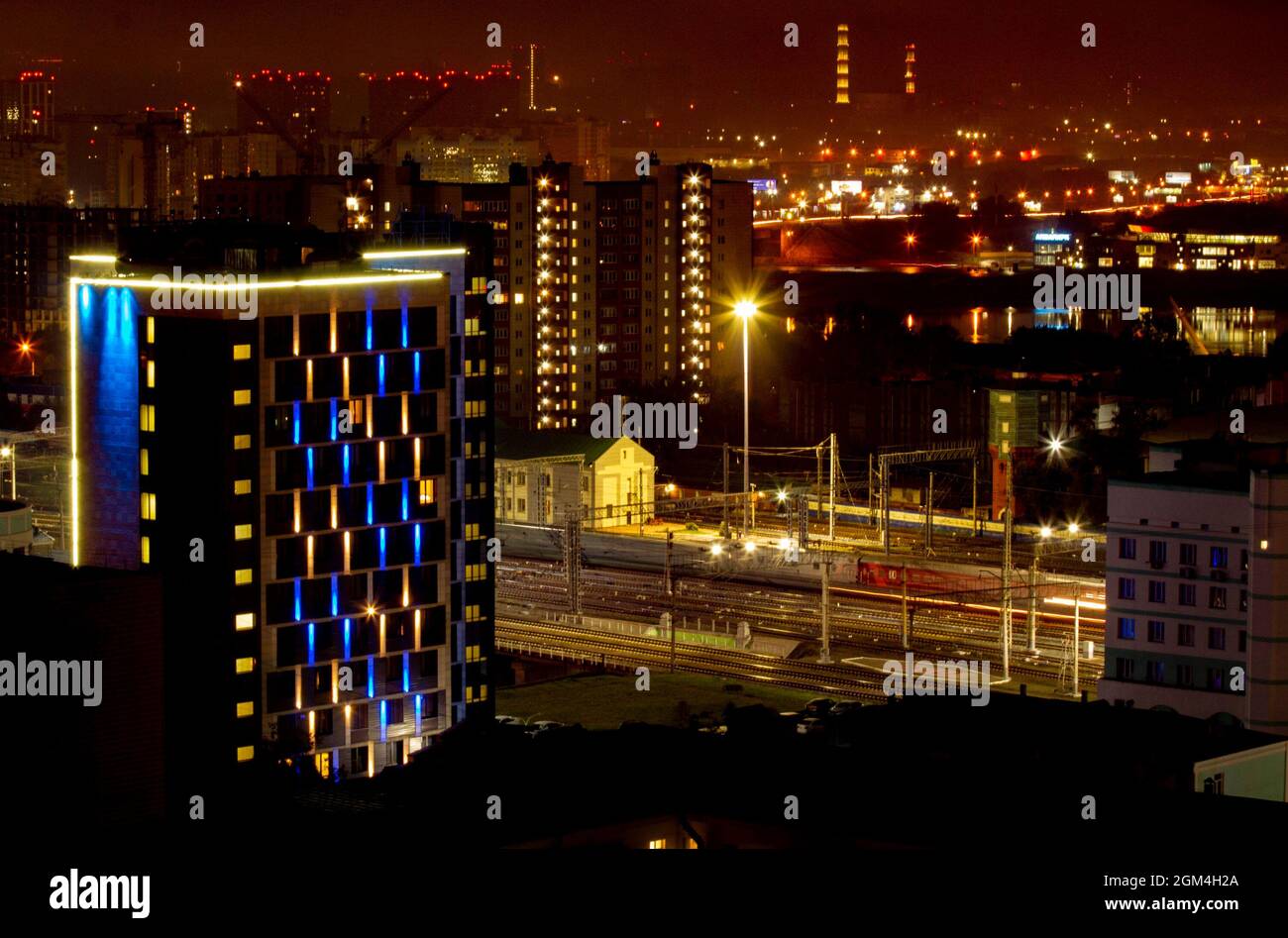 Vue de nuit sur la gare d'une grande ville industrielle. Banque D'Images