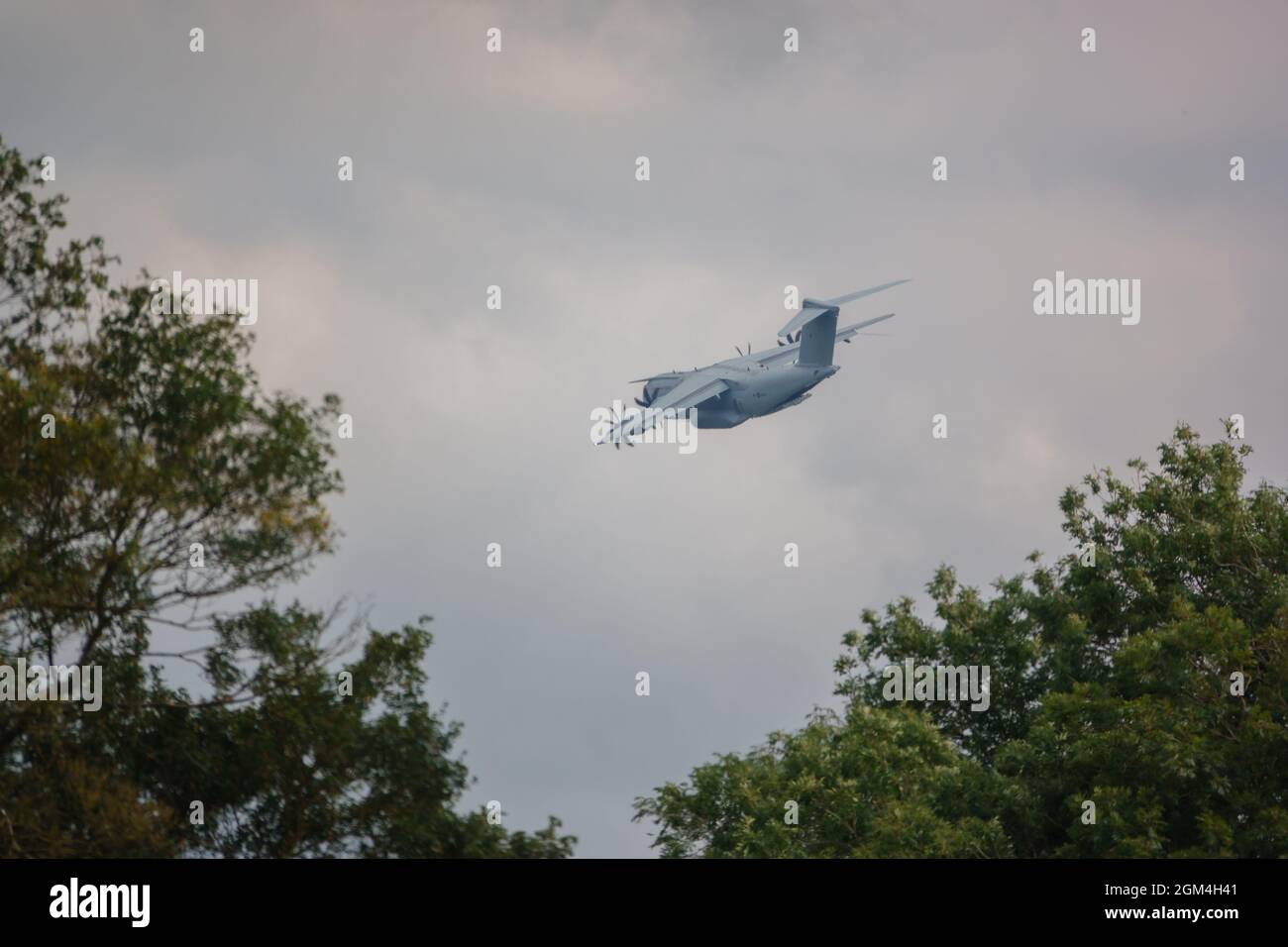 ZM401 RAF Royal Air Force Airbus A400M Atlas avion de cargaison militaire sur un parachute de cargaison de chute au-dessus de Wiltshire Royaume-Uni Banque D'Images