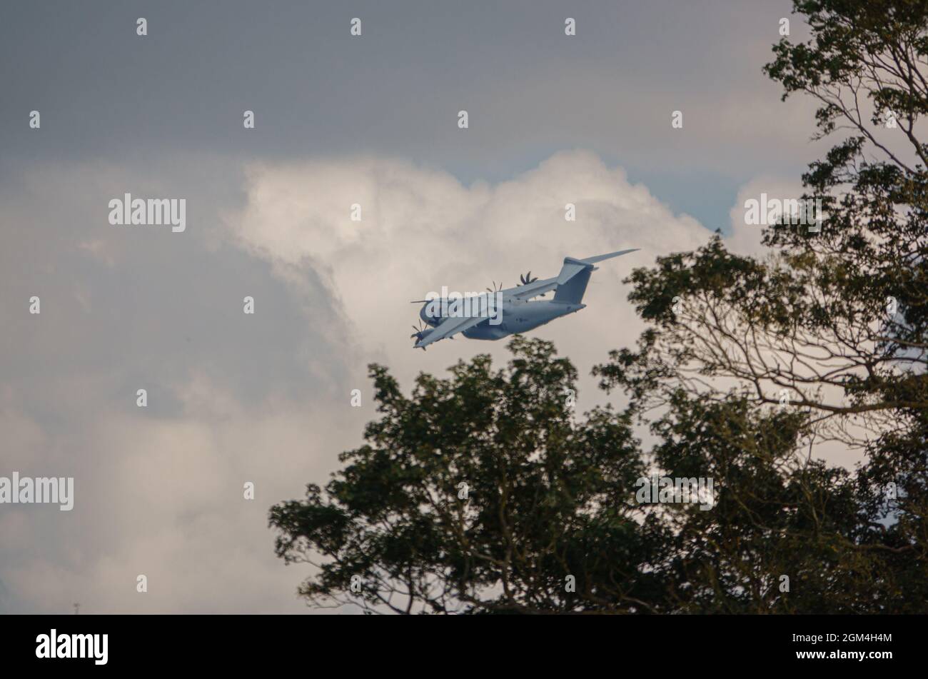 ZM401 RAF Royal Air Force Airbus A400M Atlas avion de cargaison militaire sur un parachute de cargaison de chute au-dessus de Wiltshire Royaume-Uni Banque D'Images