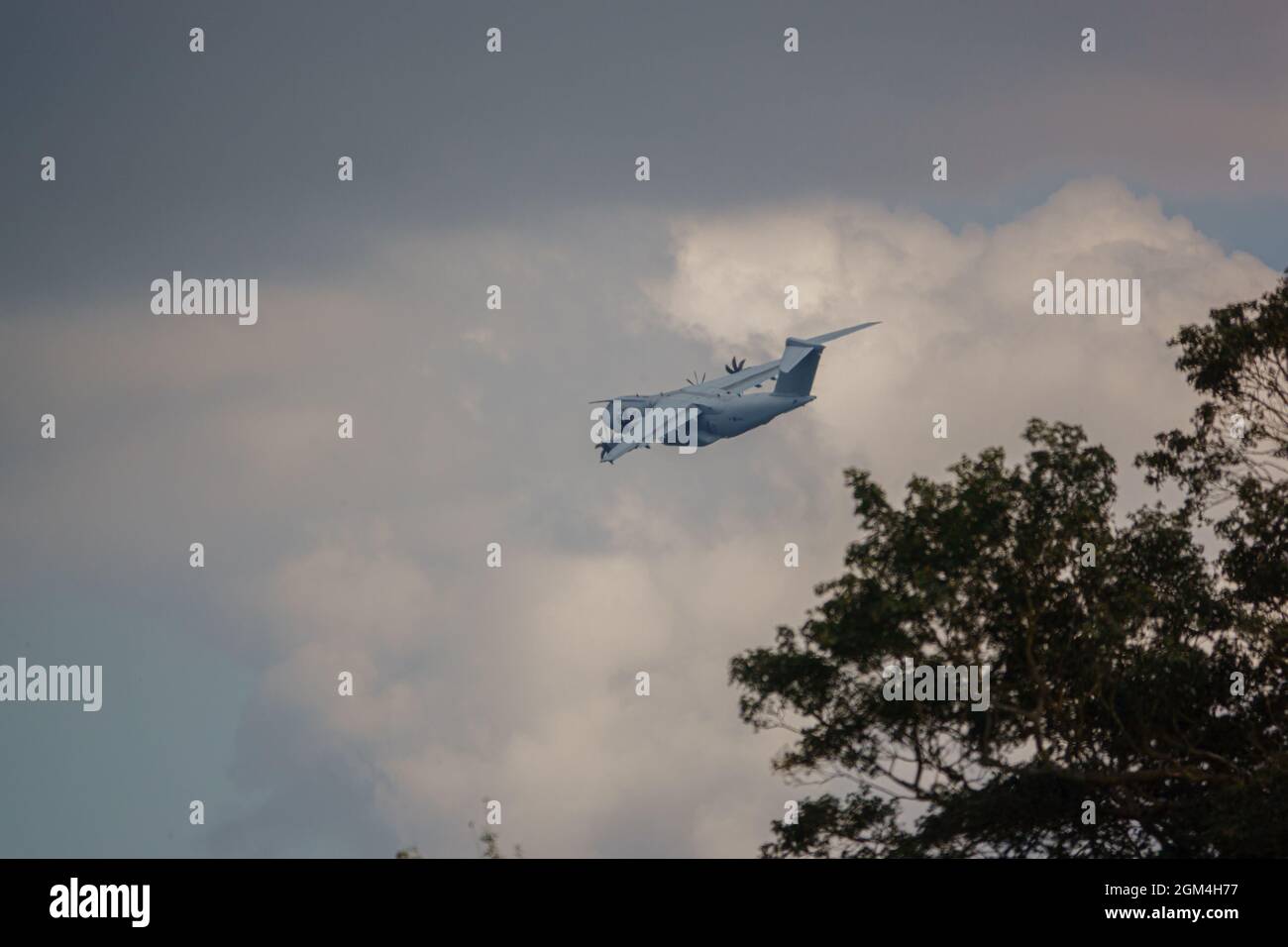 ZM401 RAF Royal Air Force Airbus A400M Atlas avion de cargaison militaire sur un parachute de cargaison de chute au-dessus de Wiltshire Royaume-Uni Banque D'Images