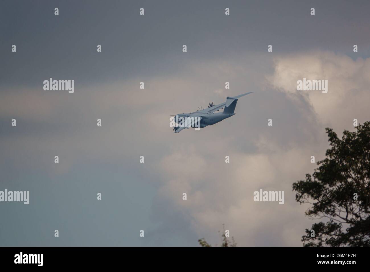 ZM401 RAF Royal Air Force Airbus A400M Atlas avion de cargaison militaire sur un parachute de cargaison de chute au-dessus de Wiltshire Royaume-Uni Banque D'Images