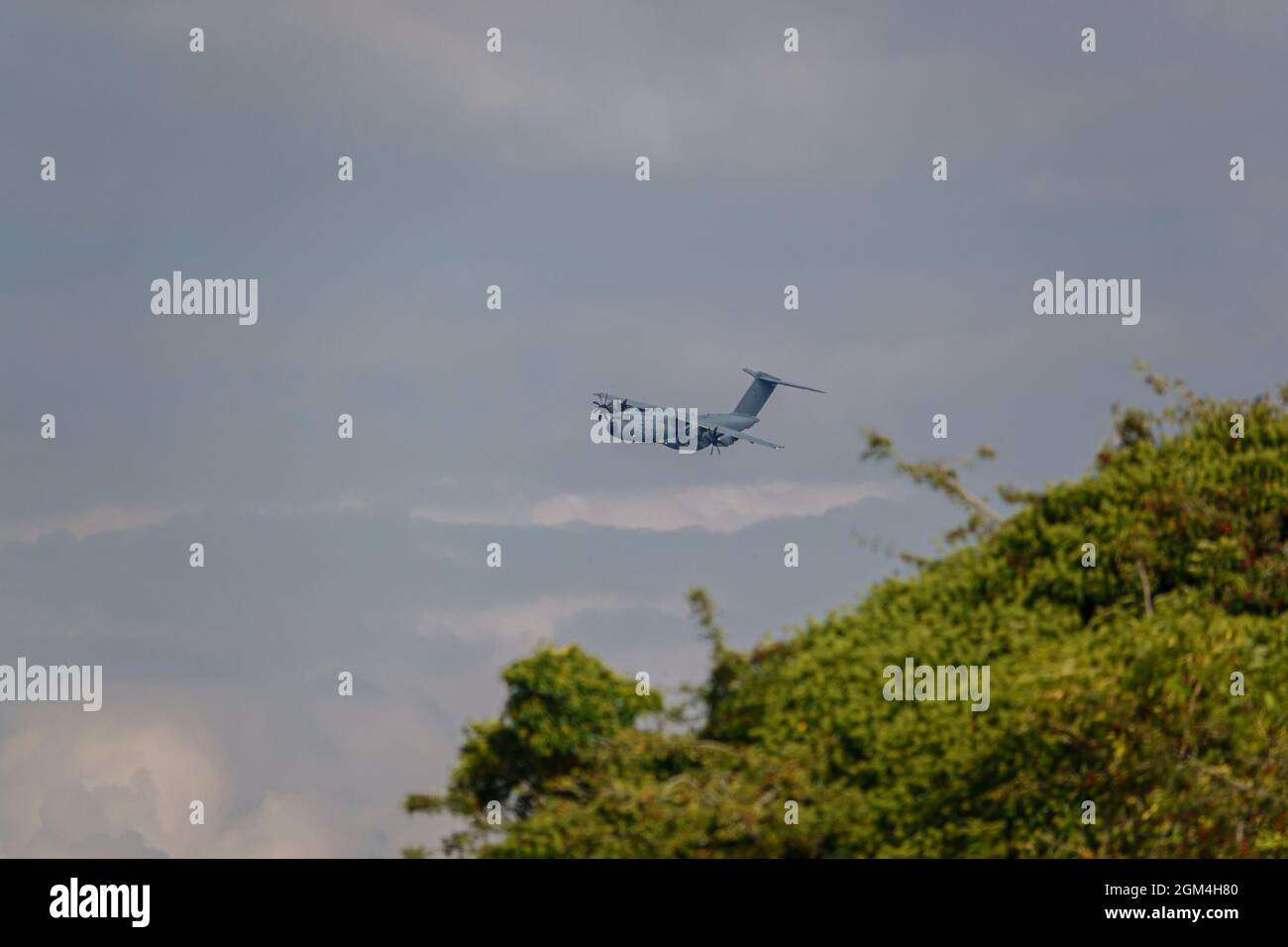 ZM401 RAF Royal Air Force Airbus A400M Atlas avion de cargaison militaire sur un parachute de cargaison de chute au-dessus de Wiltshire Royaume-Uni Banque D'Images