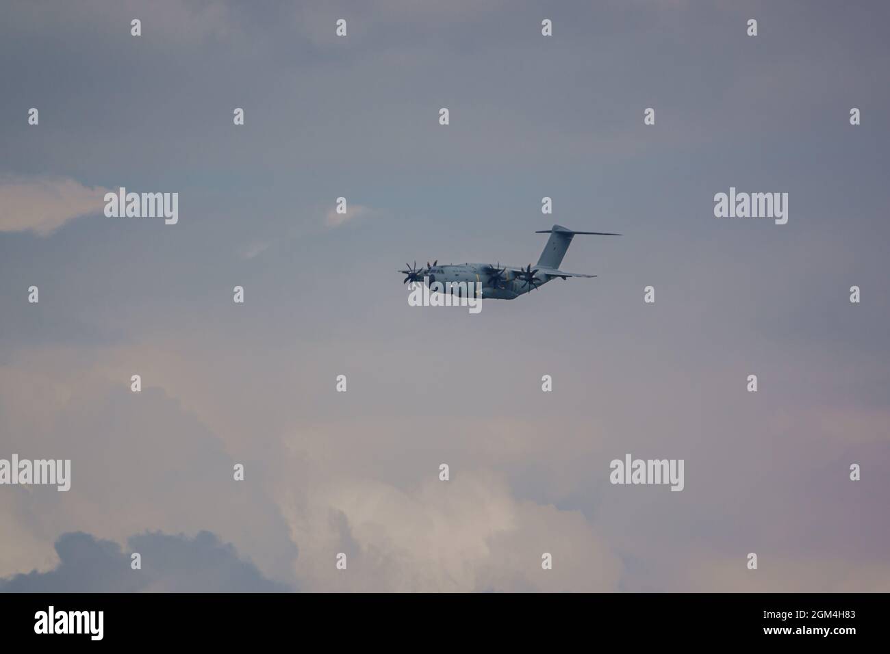ZM401 RAF Royal Air Force Airbus A400M Atlas avion de cargaison militaire sur un parachute de cargaison de chute au-dessus de Wiltshire Royaume-Uni Banque D'Images
