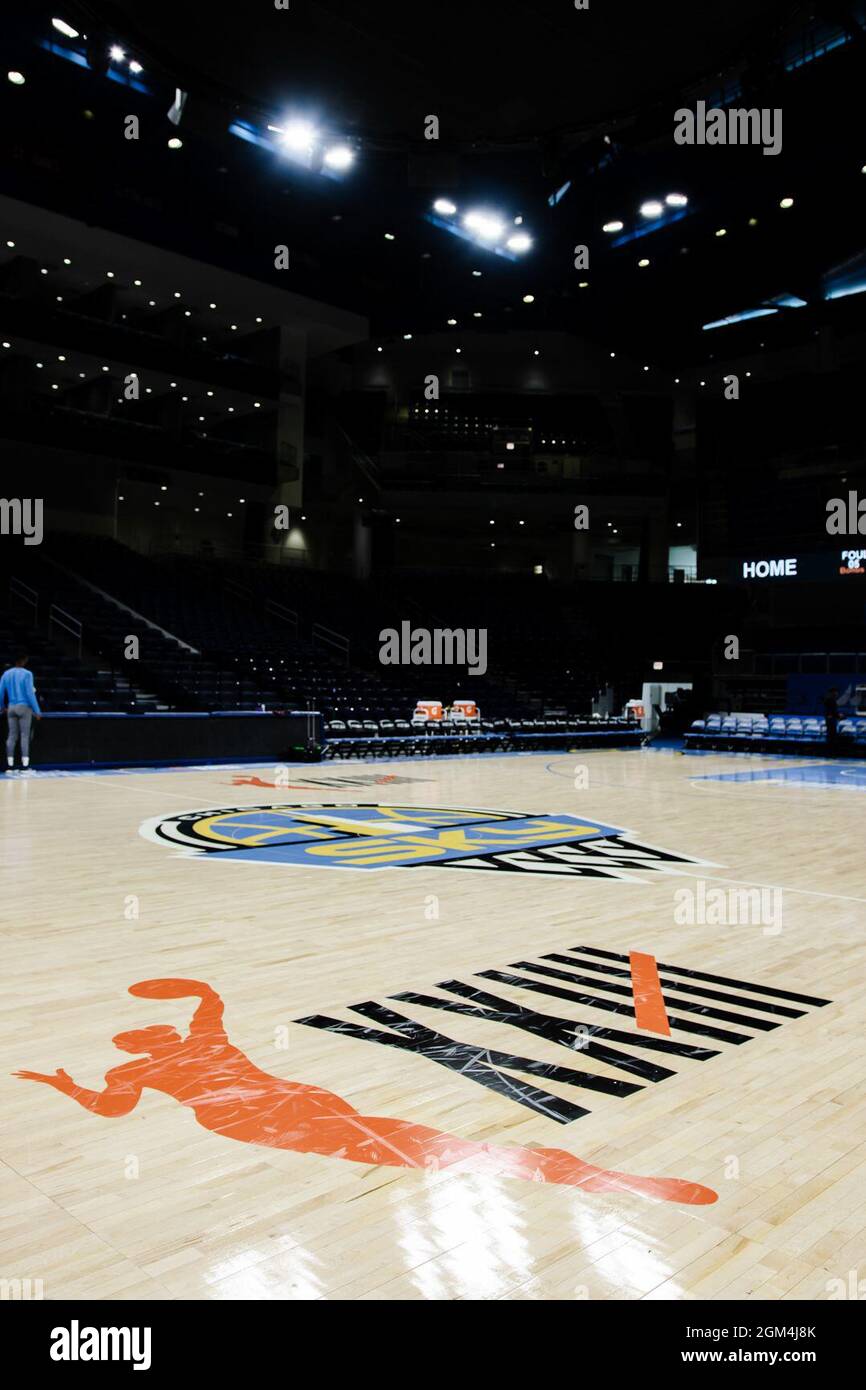 Chicago, États-Unis. 12 septembre 2021. Logo de l'Association nationale de basket-ball des femmes sur le terrain de Chicago Sky célébrant 25 ans crédit: SPP Sport Press photo. /Alamy Live News Banque D'Images