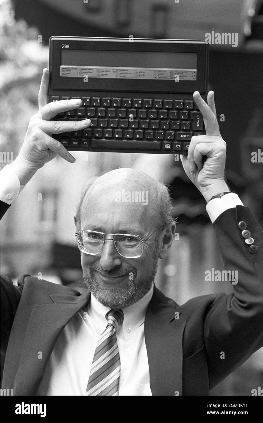 Photo du dossier datée du 03/09/87 de Sir Clive Sinclair avec son nouvel ordinateur, le Z88, à un prix de £287.50. Sir Clive Sinclair, pionnier de l'informatique domestique, est décédé à l'âge de 81 ans, selon des rapports. Date d'émission : jeudi 16 septembre 2021. Banque D'Images