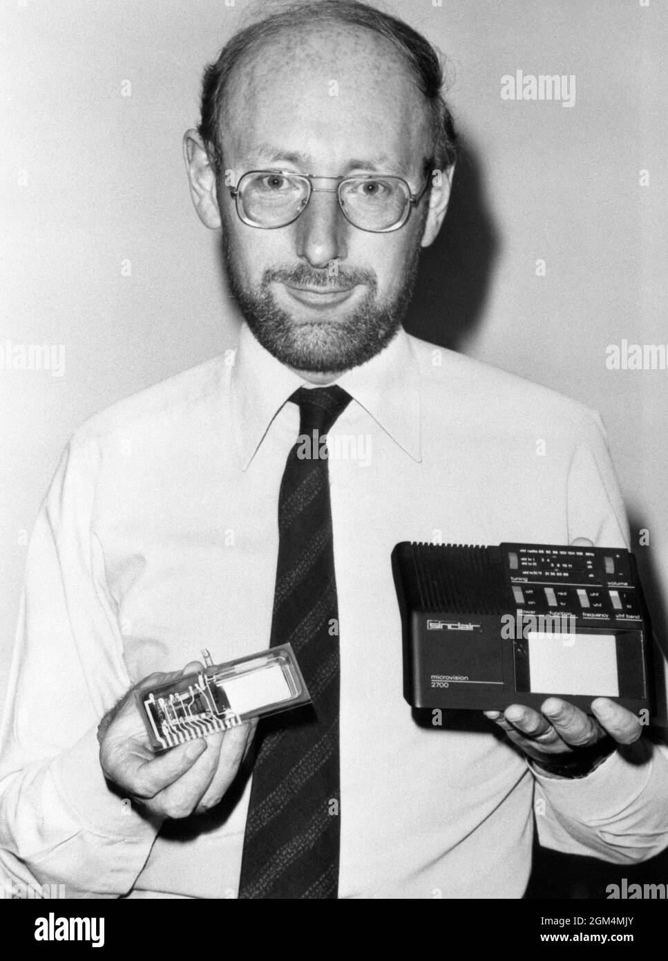 Photo du dossier datée du 24/04/81 de Sir Clive Sinclair, fondateur de Sinclair Research, avec le prototype d'une nouvelle télévision à écran plat multi-standard, la 'Microvision' . Sir Clive Sinclair, pionnier de l'informatique domestique, est décédé à l'âge de 81 ans, selon des rapports. Date d'émission : jeudi 16 septembre 2021. Banque D'Images