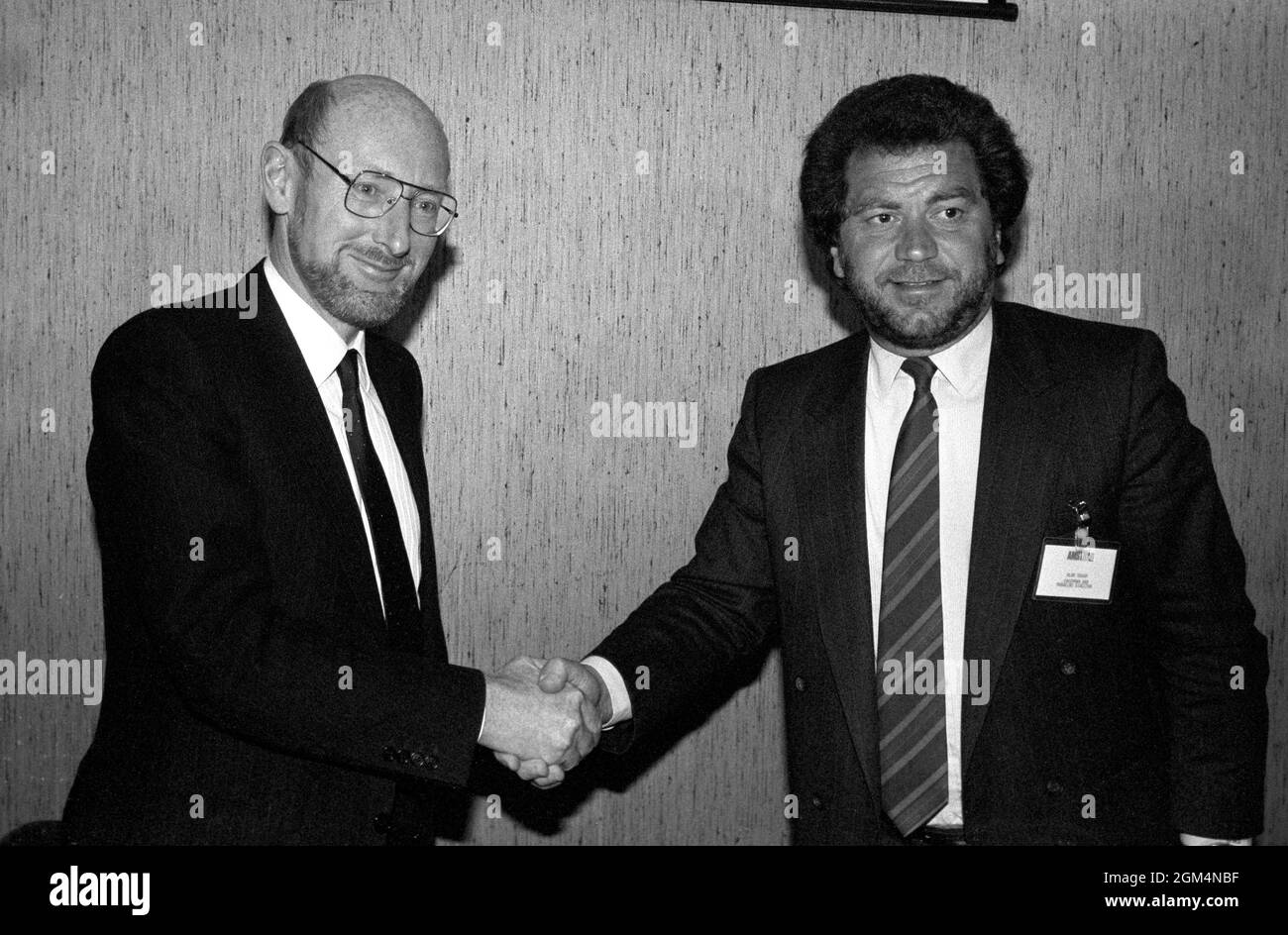 Photo du dossier datée du 07/04/86 de Sir Clive Sinclair, (à gauche) entre les mains de Sir Alan Sugar, directeur d'Amstrad Consumer Electronics plc, après avoir annoncé qu'Amstrad avait acheté tous les droits de vendre Sinclair Computers dans le monde entier dans le cadre d'un contrat de 5 millions de livres sterling. Sir Clive Sinclair, pionnier de l'informatique domestique, est décédé à l'âge de 81 ans, selon des rapports. Date d'émission : jeudi 16 septembre 2021. Banque D'Images