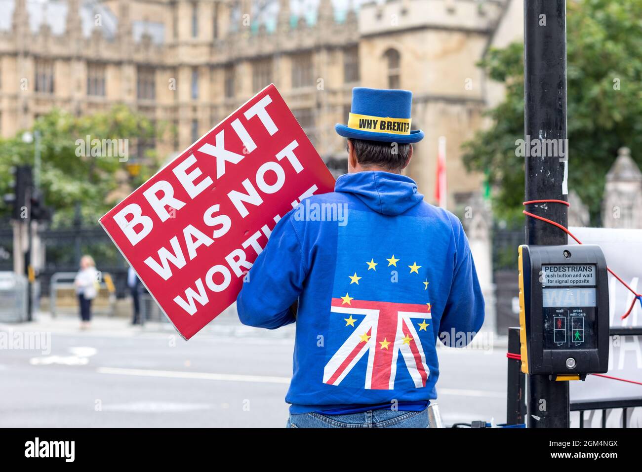 Londres, Royaume-Uni. 15 septembre 2021. Steven Bray, fondateur du mouvement européen du stand of Defiance (SODEM), portant un sweat à capuche imprimé avec les drapeaux de l'UE et du Royaume-Uni et portant un écriteau indiquant « le Brexit ne valait pas la peine. » pendant la manifestation. Un groupe d'anti-brexiters s'est réuni à Westminster pour protester contre le gouvernement Boris Johnson. Ils s'efforcent de transmettre le message que le Brexit n'était pas la volonté du peuple au gouvernement britannique en place. (Photo de Belinda Jiao/SOPA Images/Sipa USA) crédit: SIPA USA/Alay Live News Banque D'Images