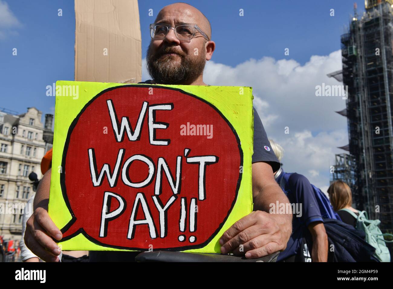 Londres, Royaume-Uni. 16 septembre 2021. Un homme tient un écriteau à un rassemblement de locataires ensemble sur la place du Parlement, pendant la manifestation. La manifestation a été organisée par la fin de notre campagne de scandale de Bardage avec la campagne nationale de bail. Les gens ont protesté sur les restrictions aux droits de tenure à bail et sur les problèmes de crise qui se posent. (Photo de Thomas Krych/SOPA Images/Sipa USA) crédit: SIPA USA/Alay Live News Banque D'Images