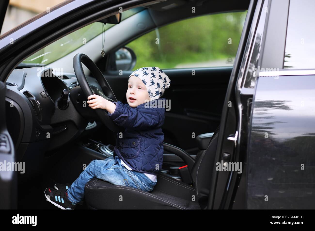 Petit Enfant Garçon Au Volant D'une Voiture Banque D'Images et Photos  Libres De Droits. Image 81643320