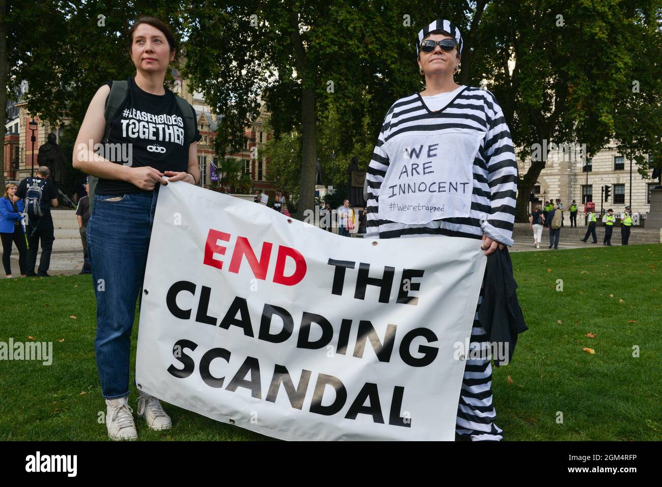 Londres, Royaume-Uni. 16 septembre 2021. Un couple tient une bannière à un rassemblement de locataires ensemble sur la place du Parlement, au cours de la manifestation.la manifestation a été organisée par la fin de notre campagne de scandale de Bardage avec la campagne nationale de bail. Les gens ont protesté sur les restrictions aux droits de tenure à bail et sur les problèmes de crise qui se posent. Crédit : SOPA Images Limited/Alamy Live News Banque D'Images