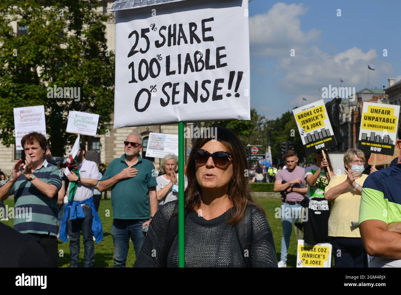 Londres, Royaume-Uni. 16 septembre 2021. Une femme tient un écriteau dans un rassemblement de locataires ensemble sur la place du Parlement, pendant la manifestation. La manifestation a été organisée par la fin de notre campagne de scandale de Bardage avec la campagne nationale de bail. Les gens ont protesté sur les restrictions aux droits de tenure à bail et sur les problèmes de crise qui se posent. Crédit : SOPA Images Limited/Alamy Live News Banque D'Images